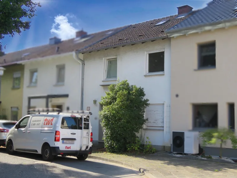 Vorderseite - Haus kaufen in Ludwigshafen - Reihenmittelhaus in gesuchter Lage von Lu.-Oppau mit Renovierungsbedarf