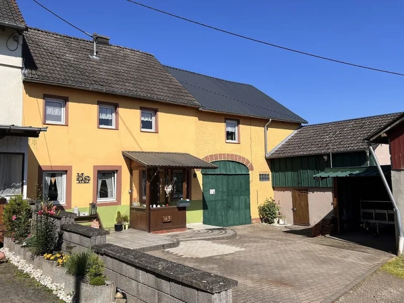 Vorderansicht mit Hoffläche - Haus kaufen in Ellscheid - Gemütliches Bauernhaus in ruhiger Lage