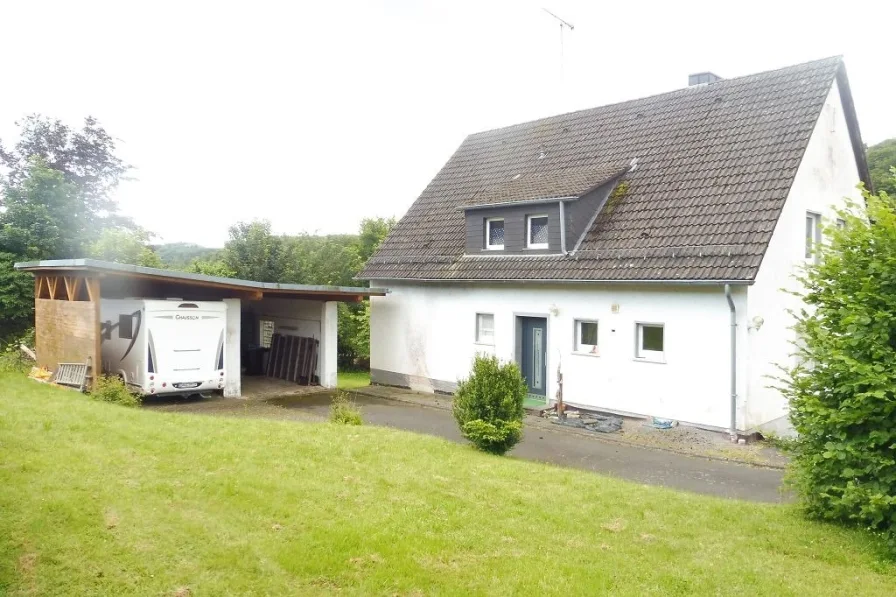 Vorderansicht mit Carport