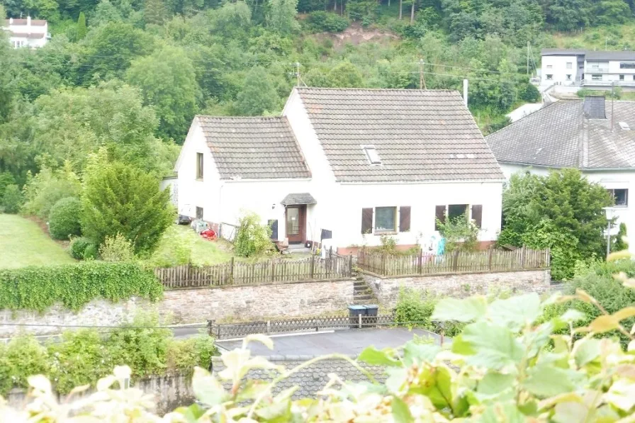 Straßenansicht - Haus kaufen in Neuerburg - Einfamilienhaus in sehr ruhiger Lage in Neuerburg. Nähe Luxemburg