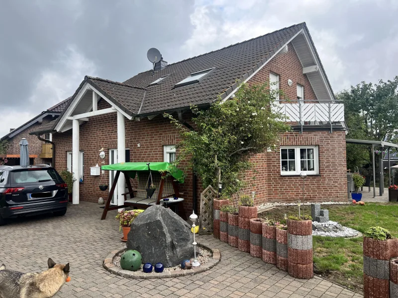 Aussenansicht Hoffläche - Haus kaufen in Kelberg - Schickes Einfamilienhaus mit Garage in bester Lage