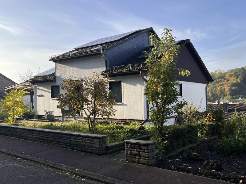 Straßenansicht - Haus kaufen in Gerolstein - Modernisiertes Fertighaus in traumhafter und unverbaubarer Lage