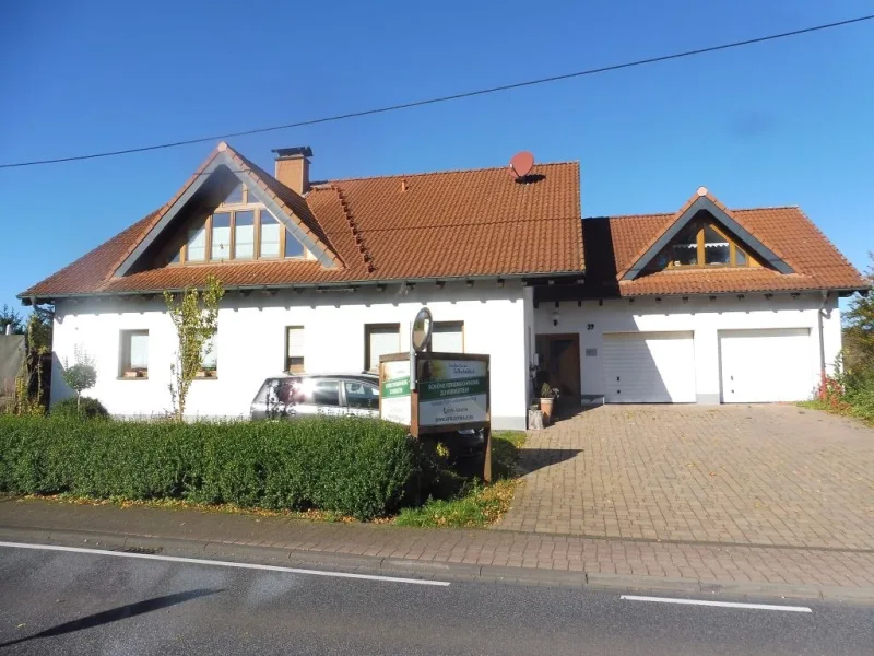 Vorderansicht - Haus kaufen in Oberehe-Stroheich - Großes Wohnhaus mit 3 Wohneinheiten und zusätzlichem Garagengebäude 