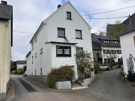 Vorderseite  - Haus kaufen in Gillenfeld - Modernisierungsbedürftiges Einfamilienhaus mit 4 Garagen in Gillenfeld