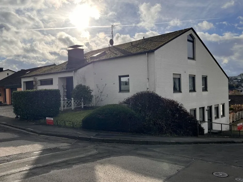 Vorder-/Seitenansicht - Haus kaufen in Daun - Architektenhaus in begehrter Lage - "Wohnen und Arbeiten unter einem Dach"