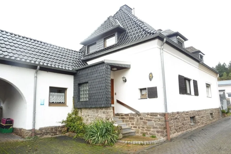 Straßenansicht - Haus kaufen in Jünkerath - Doppelhaus in Jünkerath - Glaadt. Selbst bewohnen und/oder vermieten