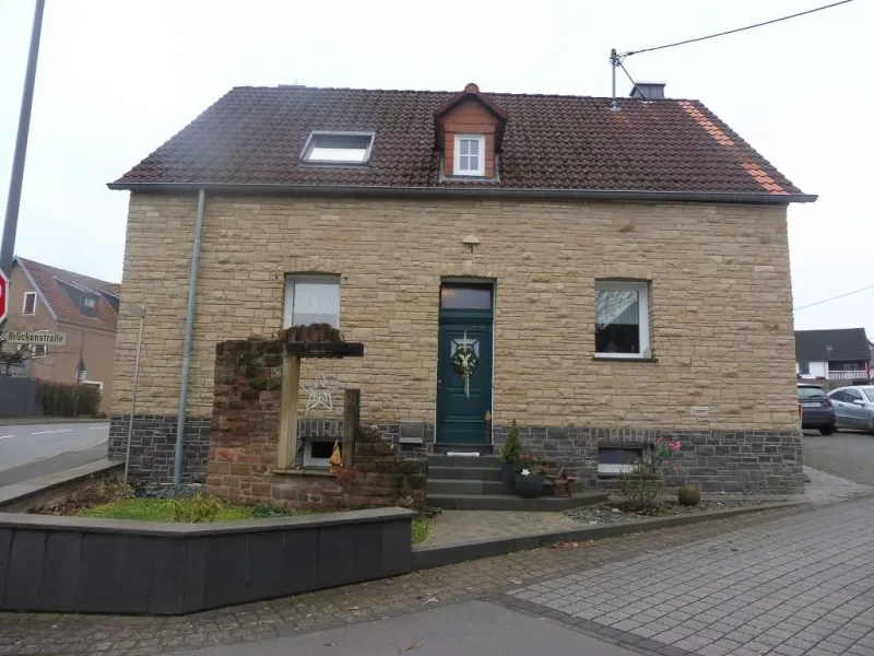 Straßenansicht - Haus kaufen in Birresborn - Sehr schön modernisiertes Einfamilienhaus im Herzen von Birresborn