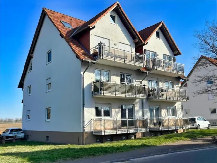 Straßenansicht - Wohnung kaufen in Erbes-Büdesheim - Schöne Maisonette Wohnung in Ortsrandlage von Erbes-Büdesheim