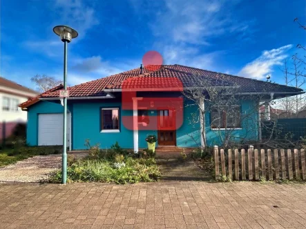 Straßenansicht - Haus kaufen in Nack - Moderner Bungalow für die kleine Familie!