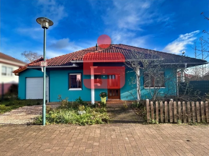 Straßenansicht - Haus kaufen in Nack - Moderner Bungalow für die kleine Familie!