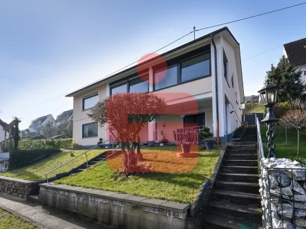 Frontansicht - Haus kaufen in Trechtingshausen - Energetisch und modern saniertes Zweifamilienhaus mit Rheinblick 