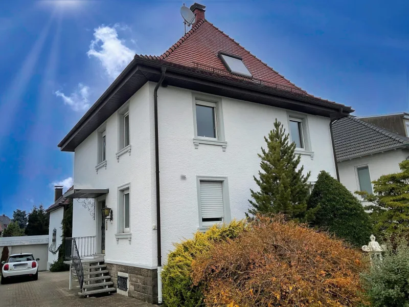Vorder-/Seitenanansicht - Haus kaufen in Kuppenheim - Zweifamilienhaus in Kuppenheim mit großem Garten (Bauplatz)
