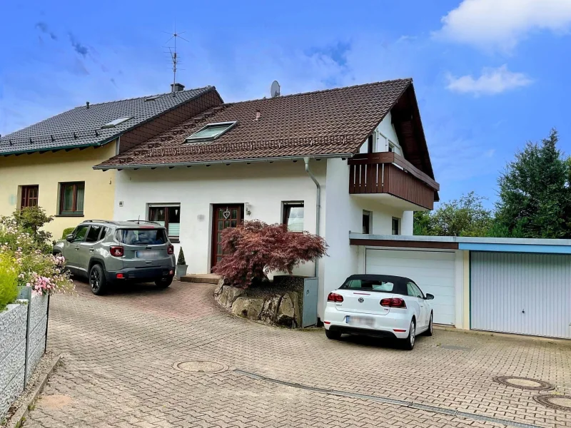 Vorderansicht - Haus kaufen in Gaggenau - Hübsche, bezugsfertige Doppelhaushälfte