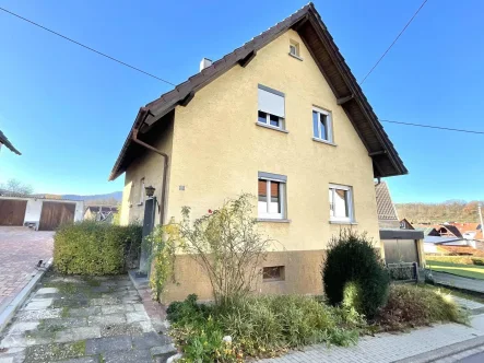 Vorderansicht - Haus kaufen in Gaggenau - Charmantes Zweifamilienhaus in idyllischer Lage