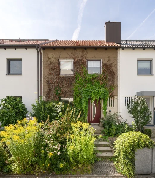 Vorderansicht - Haus kaufen in Oberschleißheim - Sehr ruhig gelegenes Reihenmittelhaus in Oberschleißheim