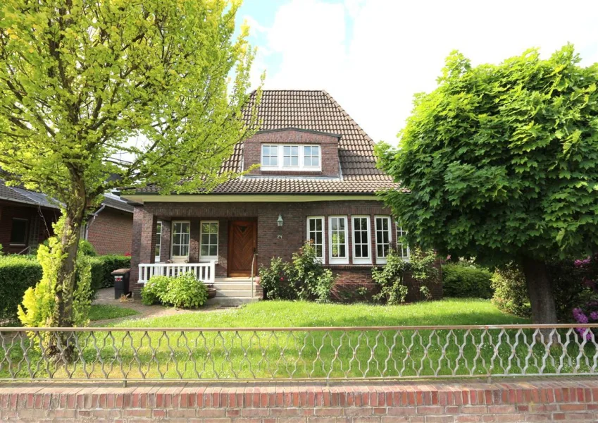 Straßenansicht - Haus mieten in Hamburg - Charmantes Einfamilienhaus in zentraler Lage von Schnelsen