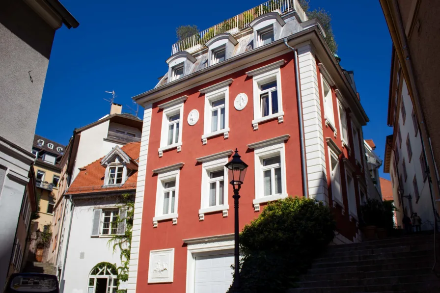 Hausansicht - Haus kaufen in Baden-Baden - Stadtvilla mitten im Zentrum mit großer Dachterrasse und grandiosem Innenstadtblick