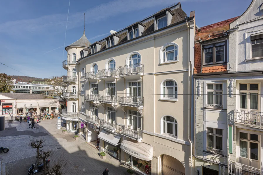 Gebäudeansicht - Wohnung kaufen in Baden-Baden - Traumhafter Altbauklassiker in der Innenstadt mit Gestaltungsmöglichkeiten zum Wohnen und Arbeiten