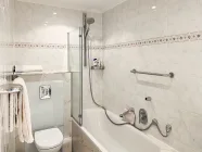 Bad mit Dusche und Badewanne