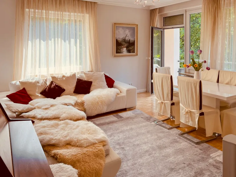 Wohnzimmer - Wohnung kaufen in Baden-Baden - Großzügige Drei-Zimmer-Wohnung mit modernem Bad und Balkon