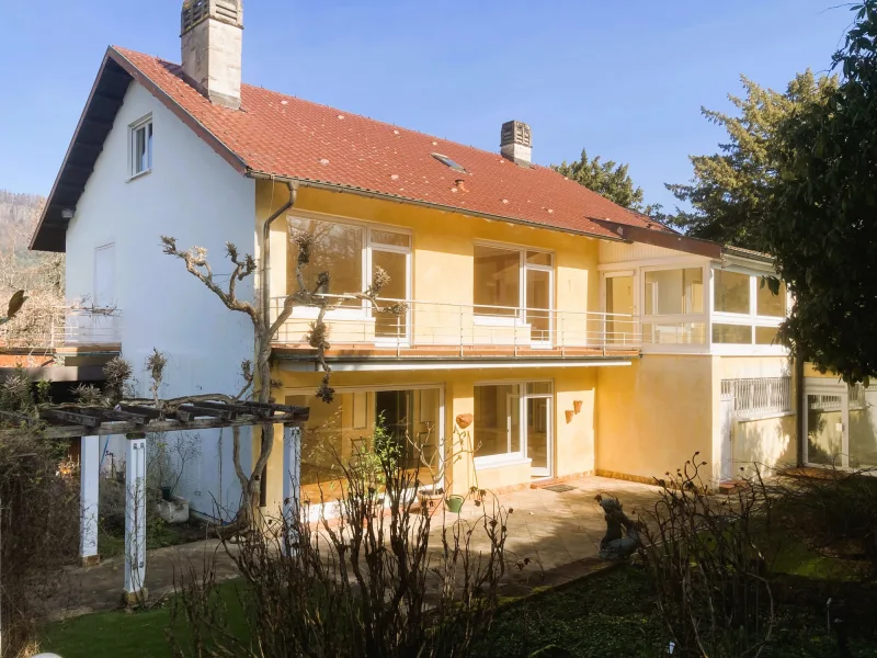 Hausansicht - Haus kaufen in Baden-Baden - Sonnige Villa am Annaberg mit großzügigem Raumangebot und eigenem Schwimmbad