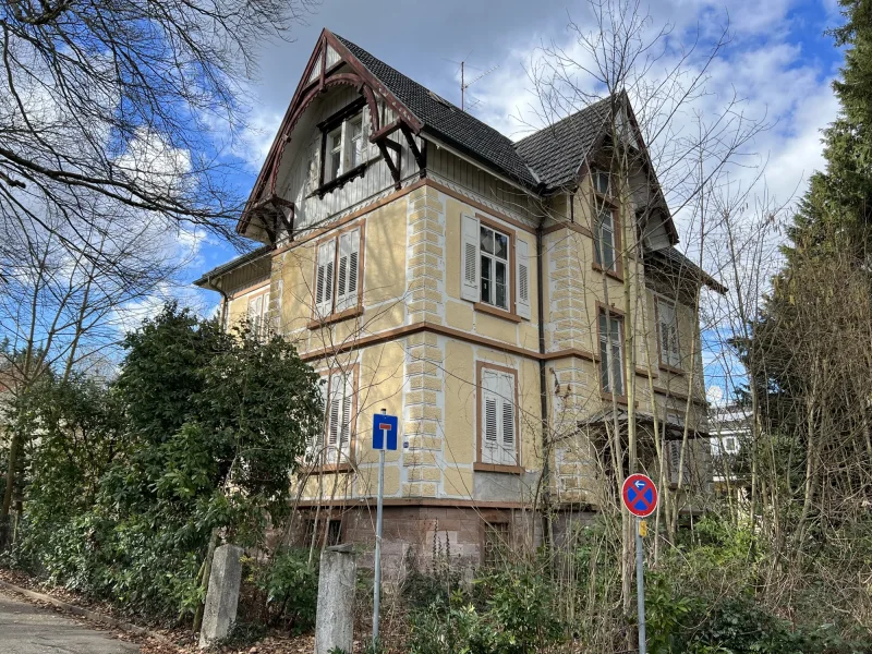 Hausansicht - Haus kaufen in Baden-Baden - Historische Altbauvilla mit einzigartigem Entwicklungspotenzial