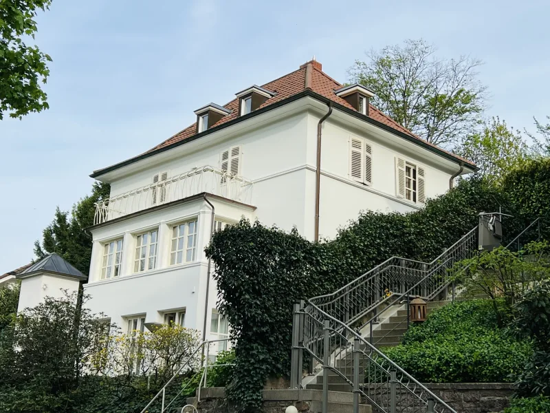 Hansansicht - Haus kaufen in Baden-Baden - Großes Familienhaus mit Pool auf höchstem Niveau