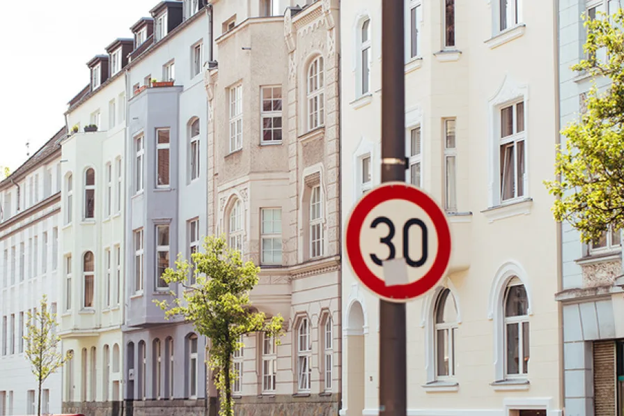 immer schön langsam - Wohnung kaufen in Köln - WILLKOMMEN IN IHREM NEUEN ZUHAUSE 3-ZIMMER WOHNUNG MIT LOGGIA - MODERNISIERT !!