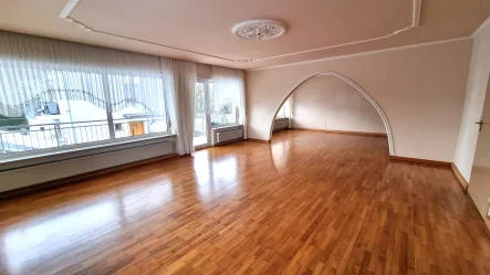 Wohn- Esszimmer mit Südbalkon - Wohnung kaufen in Saarbrücken-Klarenthal - *** MÖCHTEN SIE SONNE? *** Lichtdurchflutete Terrassenwohnung mit Doppelgarage und Atelier