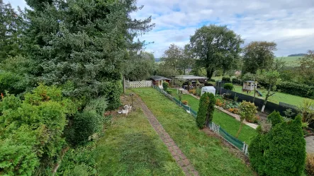 Blick in den Garten - Haus kaufen in Püttlingen-Köllerbach - *** Zukunft stiften *** Zweifamilienhaus mit Garage und Garten in Püttlingen-Köllerbach