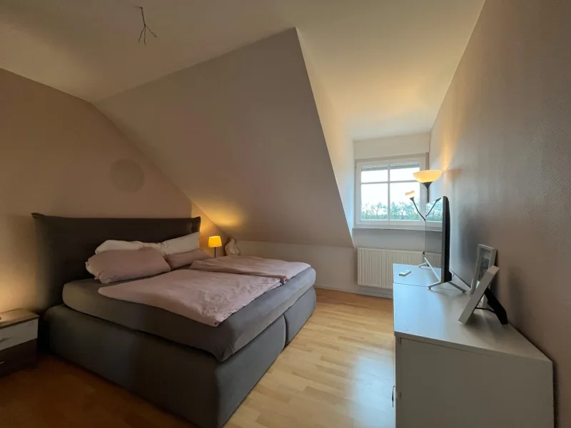 Schlafzimmer mit Blick in den Garten