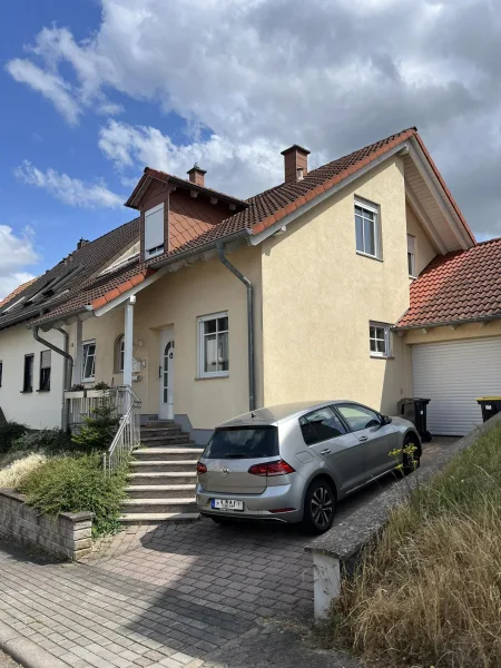 Straßenansicht - Haus kaufen in Saarbrücken-Bischmisheim - *** Wir haben etwas für Sie *** Modernes Einfamilienhaus mit Garage und Garten in gesuchter Bestlage von Bischmisheim