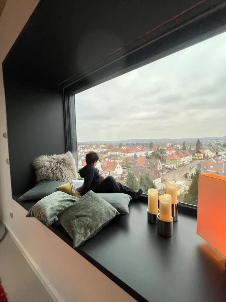 Panoramasitzfenster  - Wohnung kaufen in Saarbrücken - Wohnen mit Aussicht: Traumwohnung mit spektakulärem Panoramablick!