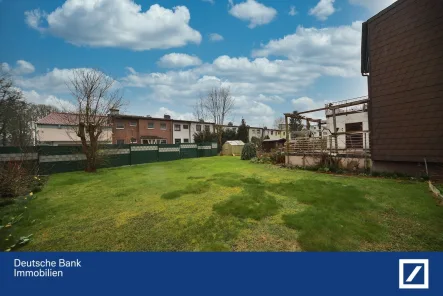 Gartenfläche - Haus kaufen in Dortmund - Flexibles Zweifamilienhaus auf großem Grundstück mit Anbaupotenzial und zwei Garagen!