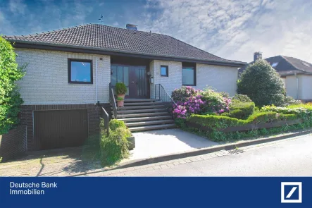 Vorderansicht - Haus kaufen in Garbsen - Exklusives Einfamilienhaus mit zwei Garagen und Sauna in zentraler Lage von Garbsen / Berenbostel