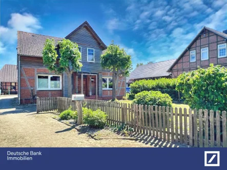 Seitenansicht vorne links - Haus kaufen in Bröckel - Familienfreundlicher Resthof mit großem Garten und  Auslauffläche in Bröckel / Celle