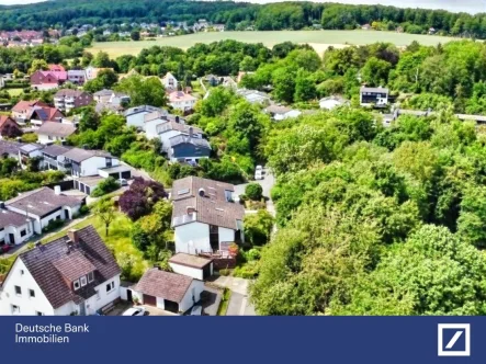 Luftaufnahme - Haus kaufen in Springe - Große und charmante Doppelhaushälfte in ruhiger Sackgassenlage von Völksen bei Springe 