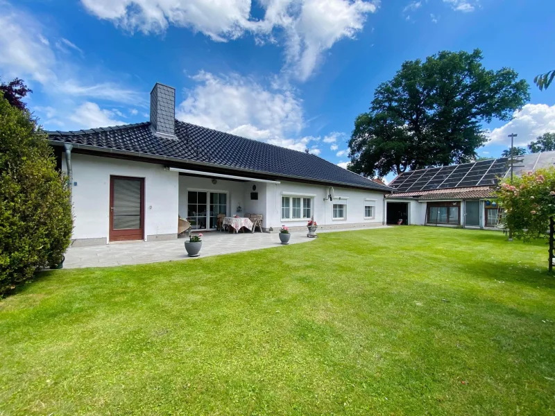 Gartenansicht - Haus kaufen in Burgwedel - Entspannter Wohlfühl-Bungalow mit Doppelgarage und liebevollem Erholungsgarten für alle Generationen