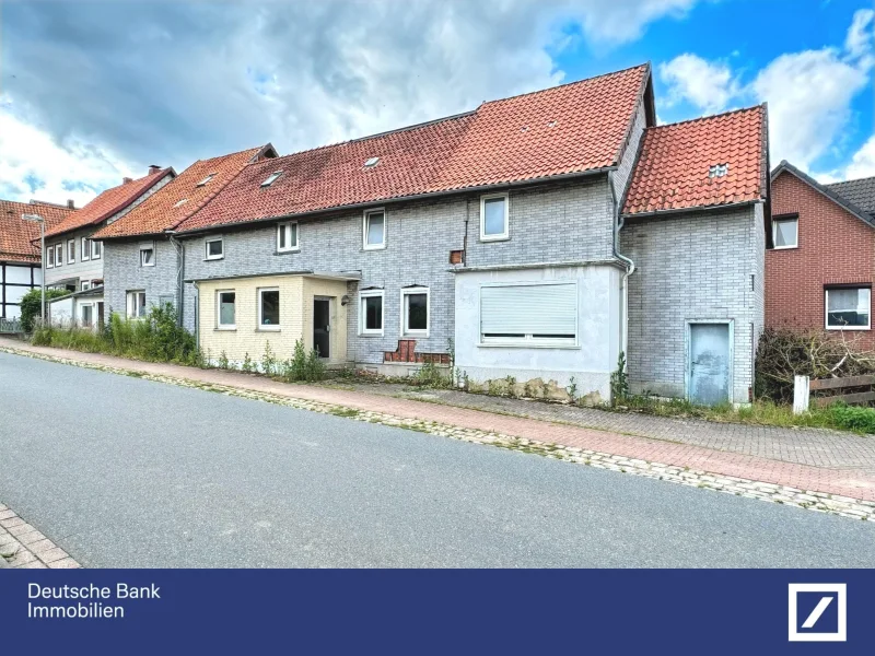 Vorderansicht rechts - Haus kaufen in Alfeld - Handwerkerobjekt: Mehrfamlienhaus in Alfeld / Warzen