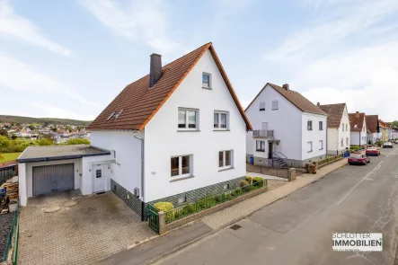 Hausansicht Vorderseite links - Haus kaufen in Bad Camberg - Großes Einfamilienhaus mit ELW in Aussichtslage