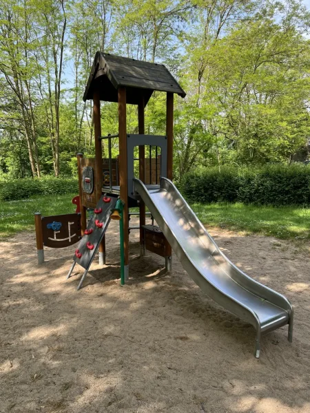 Kinderspielplatz - Wohnung kaufen in Köln / Merkenich - Großzügige 3 Zimmerwohnung inkl. Garage und Einbauküche mitten in Merkenich!