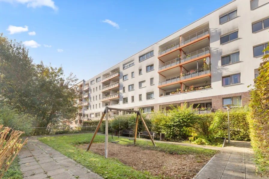 Aussenansicht - Wohnung kaufen in Köln - Moderne 4 Zimmer Wohnung mit 2 Loggien, Einbauküche und Tiefgaragenstellplatz in Köln-Zollstock