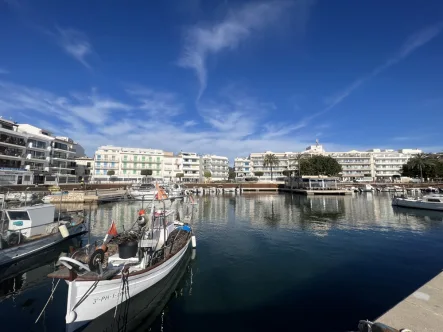 Blick vom Hafen auf Rope and Anchor 2 - Grundstück kaufen in Cala Bona / Mallorca - GASTRONOMIE-IMMOBILIE MIT LAUFENDEM BETRIEB am YACHTHAFEN !!!