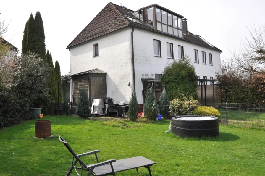 Rückansicht - Haus kaufen in Solingen - PROVISIONSFREI:MODERNISIERTES GENERATIONENHAUS in BELIEBTER WOHNLAGE!