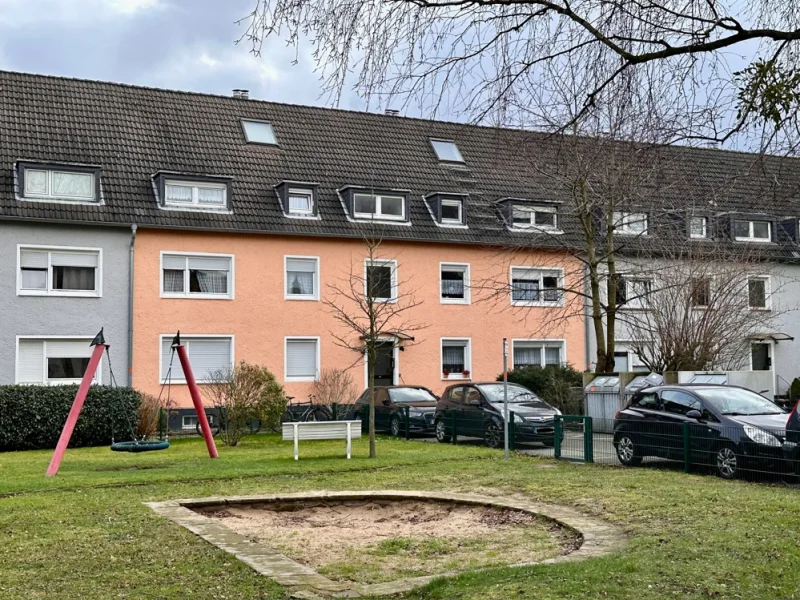 Gebäudeansicht - Wohnung kaufen in Düsseldorf / Unterrath - Wohn-/Nutzfläche: ca. 86 m² - HelleMaisonette-Wohnung in ruhiger und grüner  Lage