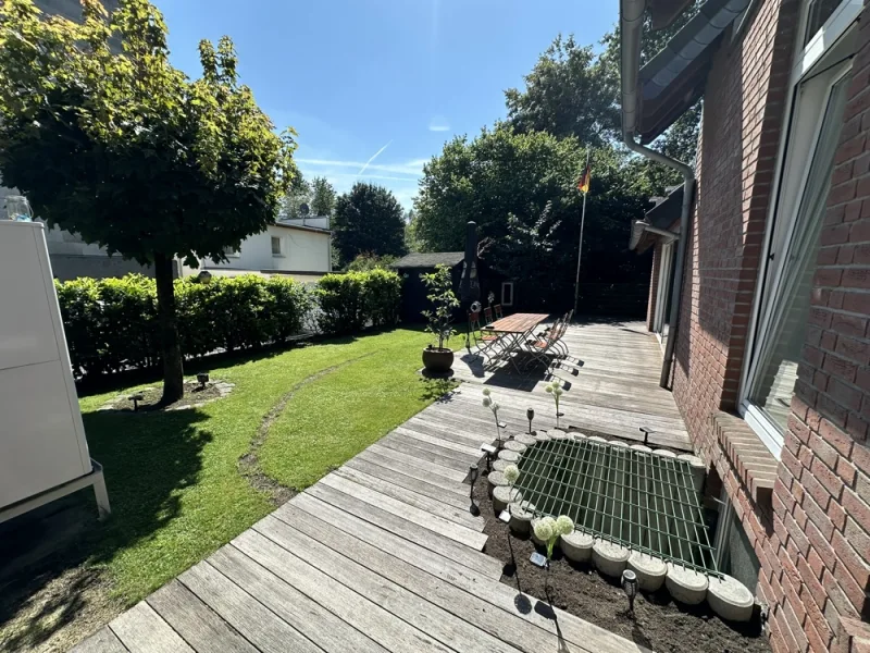 Terrasse - Haus kaufen in Solingen - ÄSTHETEN lieben SOLIDE BAUQUALITÄT - AKTUELL MODERNSIERTES HINTERHAUS am Weinsberger Bachtal!