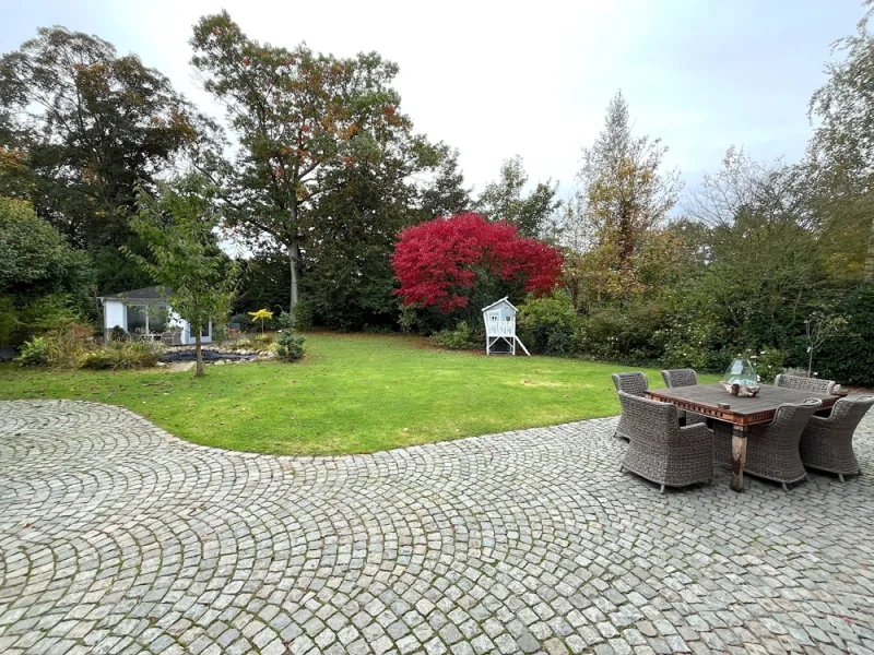 Große Terrasse mit harmonischer Wegeführung