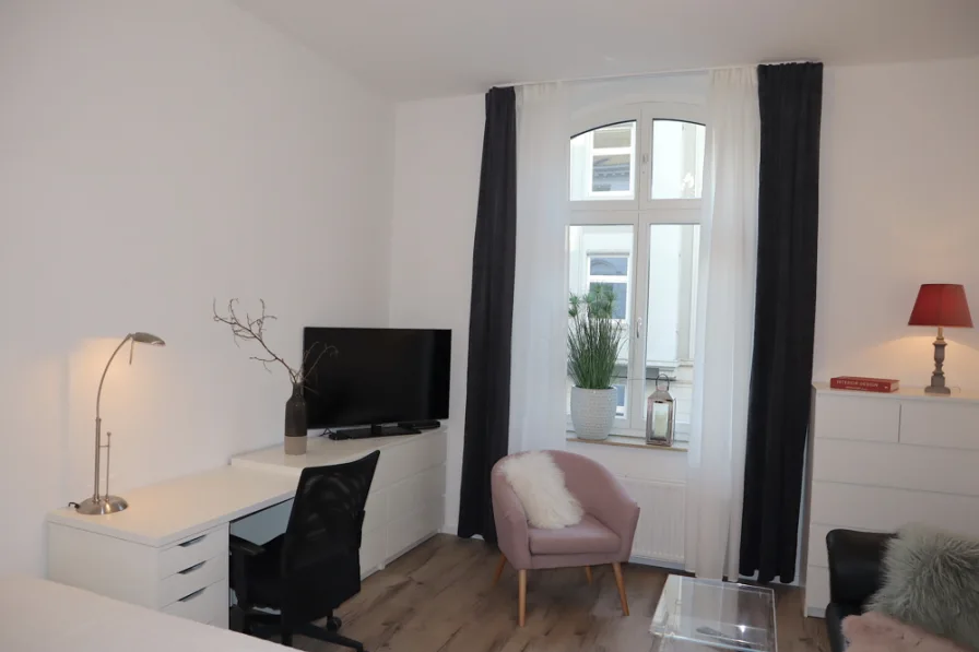 Wohn-/Schlafraum Ansicht 1 - Wohnung mieten in Düsseldorf - FREI/RENOV./TOLL MÖBLIERT, 1 ZIMMER + KÜCHE im  1. OG, EBK, RUHIGE LAGE, TOP-ÖPNV, FLEXIBEL AUF ZEIT