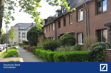 Hausansicht - Haus kaufen in Düsseldorf - Top saniert: schönes Reihenmittelhaus mit großer Terrasse und Sonnengarten auf Erbbaugrundstück