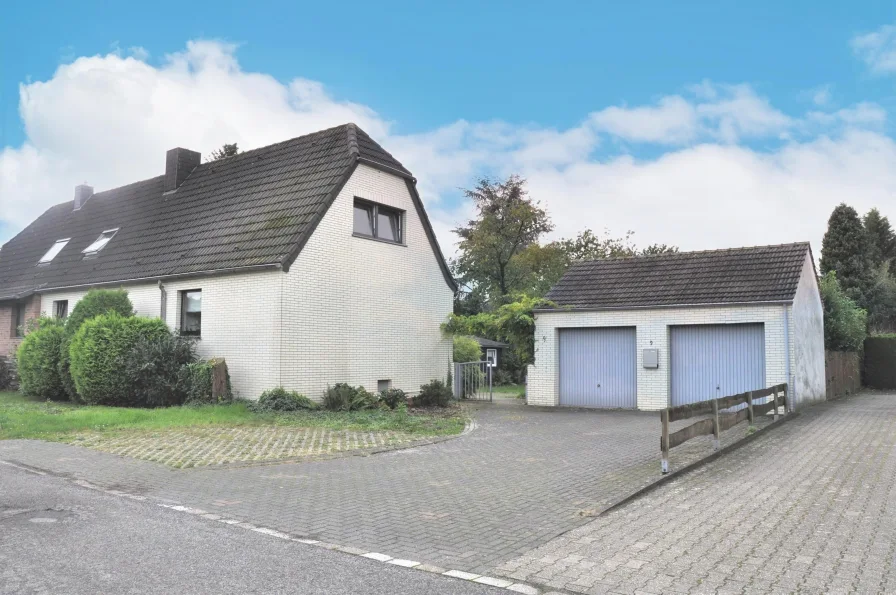 Anblick des Hauses, mit Garage